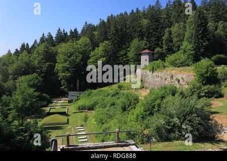 Ehemalige Wachturm und das Tal des Todes in KZ-Gedenkstaette Flossenbuerg, Landkreis Neustadt an der Waldnaab Stockfoto