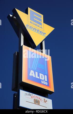 Werbeschilder für Edeka und Aldi-Supermärkte Stockfoto