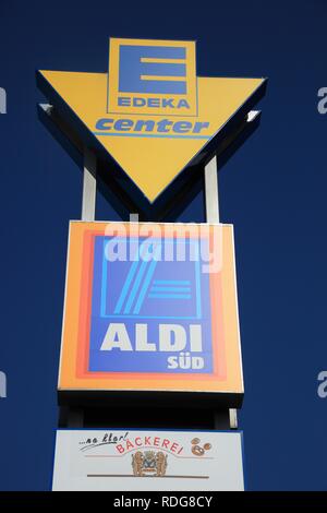 Werbeschilder für Edeka und Aldi-Supermärkte Stockfoto