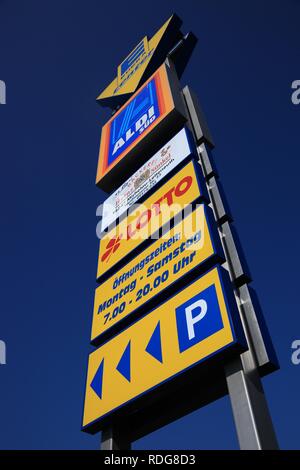 Die Werbung mit Öffnungszeiten und Parkplatz für Edeka und Aldi-Supermärkte Stockfoto