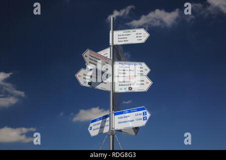 Schild für Wandern auf dem Mt. Wasserkuppe, Hessen, Rhön Stockfoto