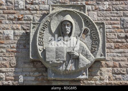 Benedikt von Nursia, Detail von Muensterschwarzach Benediktinerabtei Schwarzach, Landkreis Kitzingen, Unterfranken Stockfoto