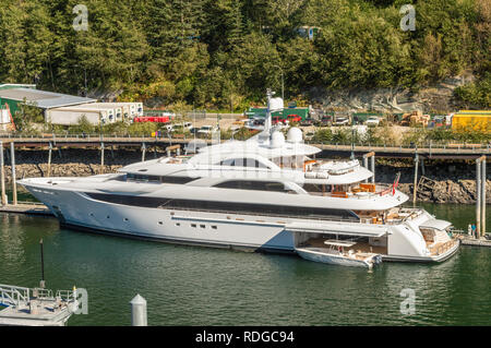 September 14, 2018 - Juneau, Alaska: Sleek white Luxury Yacht angedockt im Hafen der Stadt unter industriellen Umgebung. Stockfoto