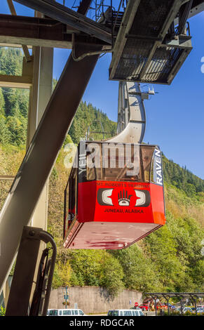 September 14, 2018 - Juneau, Alaska: Zwei Touristen wieder in eine rote Seilbahn vom Mount Roberts Tramway Visitor Center. Stockfoto