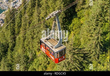 September 14, 2018 - Juneau, Alaska: Ansicht von Oben nach Unten Blick auf ed Mount Roberts Tramway Auto aufsteigend zu Skybridge am Anfang der Fahrt. Stockfoto