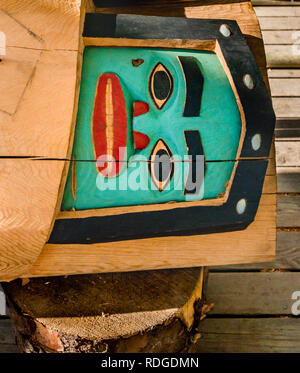 Juneau, Alaska: Gesicht Detail der schönen traditionellen Zedernholz Schnitzen von Tlingit artist Kaax Tseen, Kraut Sheakley Jr, am Mount Roberts. Stockfoto