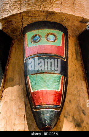 Juneau, Alaska: Gesicht Detail der schönen traditionellen Zedernholz Schnitzen von Tlingit artist Kaax Tseen, Kraut Sheakley Jr, am Mount Roberts Tramway. Stockfoto