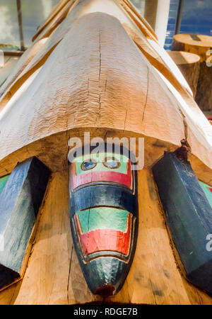 Juneau, Alaska: Gesicht Detail der schönen traditionellen Zedernholz Schnitzen von Tlingit artist Kaax Tseen, Kraut Sheakley Jr, am Mount Roberts Tramway. Stockfoto