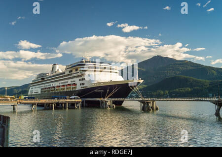 September 14, 2018 - Juneau, Alaska: Holland America cruise ship Die Volendam im Hafen am späten Nachmittag golden Sunshine angedockt. Stockfoto