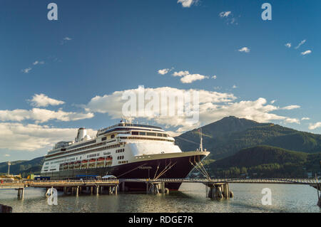 September 14, 2018 - Juneau, Alaska: Holland America cruise ship Die Volendam im Hafen am späten Nachmittag golden Sunshine angedockt. Stockfoto