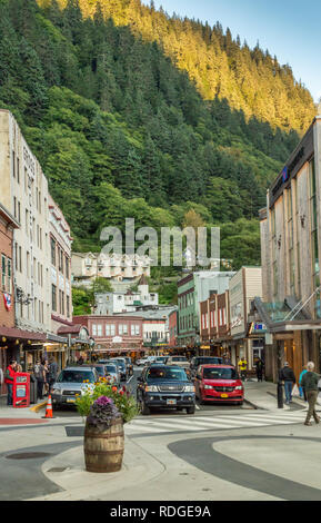 September 14, 2018 - Juneau, Alaska: Fahrzeuge und Fußgänger auf der belebten vorderen Straße im historischen Zentrum von Juneau. Stockfoto