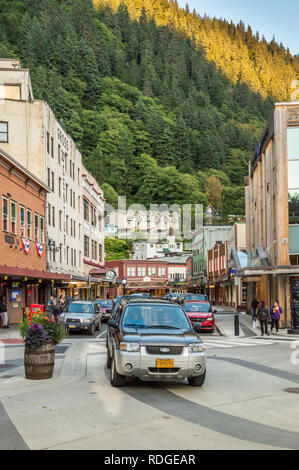 September 14, 2018 - Juneau, Alaska: Fahrzeuge und Fußgänger auf der belebten vorderen Straße im historischen Zentrum von Juneau. Stockfoto