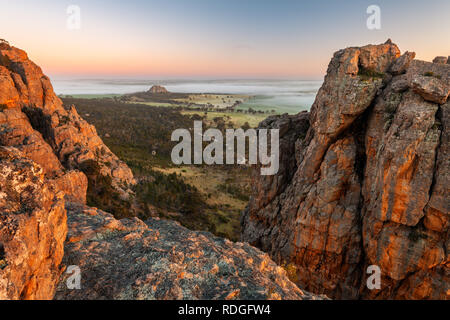 Blick vom Mount Arapiles in die nebligen Morgen Ebenen. Stockfoto