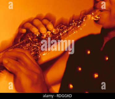 Musiker spielen tenor sax zeigt die Bewegung der Finger drücken der Tasten Stockfoto