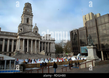 Leute Eislaufen auf der Eisbahn, Guildhall Square, Portsmouth, Hampshire, UK. Stockfoto