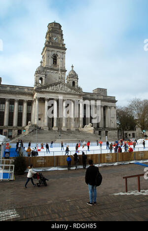 Leute Eislaufen auf der Eisbahn, Guildhall Square, Portsmouth, Hampshire, UK. Stockfoto