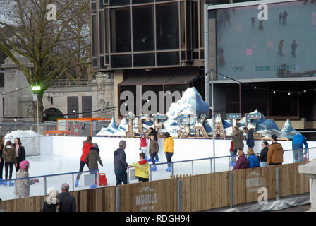 Leute Eislaufen auf der Eisbahn, Guildhall Square, Portsmouth, Hampshire, UK. Stockfoto