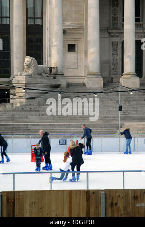 Leute Eislaufen auf der Eisbahn, Guildhall Square, Portsmouth, Hampshire, UK. Stockfoto