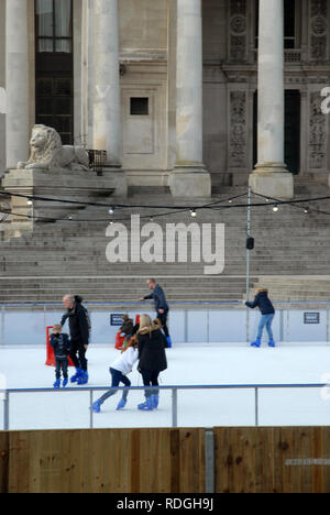 Leute Eislaufen auf der Eisbahn, Guildhall Square, Portsmouth, Hampshire, UK. Stockfoto