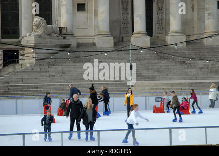 Leute Eislaufen auf der Eisbahn, Guildhall Square, Portsmouth, Hampshire, UK. Stockfoto