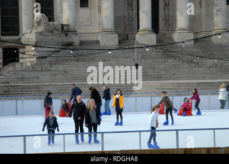 Leute Eislaufen auf der Eisbahn, Guildhall Square, Portsmouth, Hampshire, UK. Stockfoto