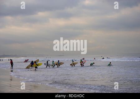 Surfer in Santa Monica, Kalifornien Stockfoto