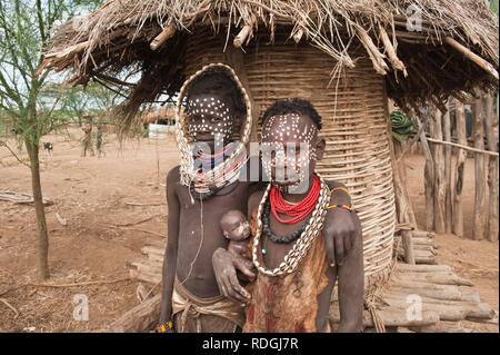 Zwei Karo Mädchen mit Halsketten aus cowry shells Gesichts- und Gemälden, Omo-tal, südlichen Äthiopien, Afrika Stockfoto