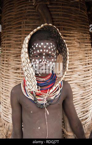 Karo Mädchen mit Halsketten aus cowry shells Gesichts- und Gemälden, Omo-tal, südlichen Äthiopien, Afrika Stockfoto