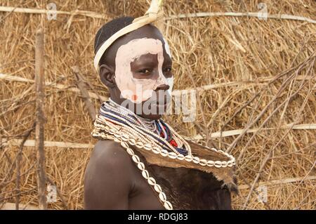 Porträt einer Karo Frau mit Gesicht Gemälde und vielen bunten Halsketten und cowry Shells, Omo-tal Stockfoto