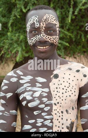 Junge Karo Mann mit Gesichts- und Gemälden, Omo-tal, südlichen Äthiopien, Afrika Stockfoto