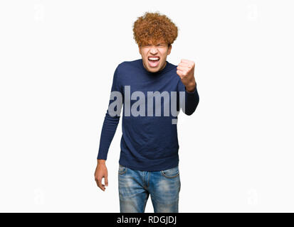 Junger stattlicher Mann mit afro Haar verärgert und wütend die Faust frustriert und wütend, während Schreien vor Wut. Wut und aggressives Konzept. Stockfoto