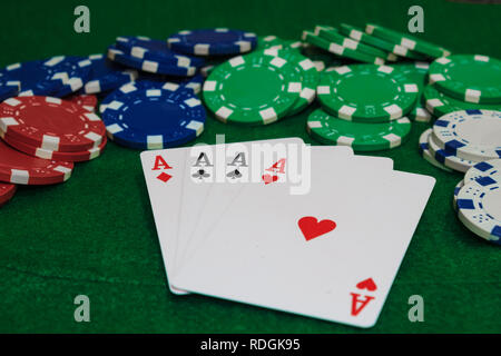 Hand des Poker, vier Asse und Chips auf einem grünen Hintergrund. Perspektive betrachten. Stockfoto