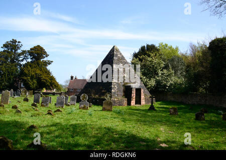 Jack Fuller Pyramide ist eine 25 Fuß hohe mausoleum in 1811 gebaut. Es steht auf dem Friedhof von St. Thomas à Becket, Brightling, East Sussex Stockfoto