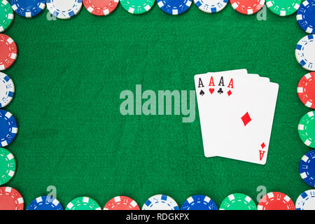 Hand des Poker, vier Asse und Chips auf einem grünen Hintergrund. Top ansehen und kopieren. Stockfoto