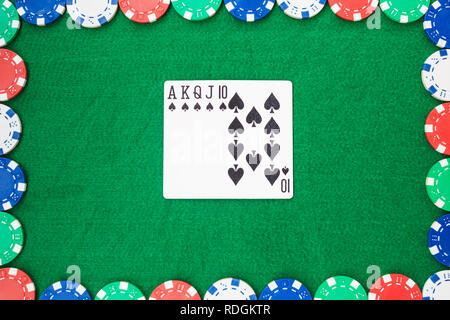 Hand des Poker, Straight Flush und Chips Rahmen auf einem grünen Hintergrund. Top ansehen und kopieren. Stockfoto