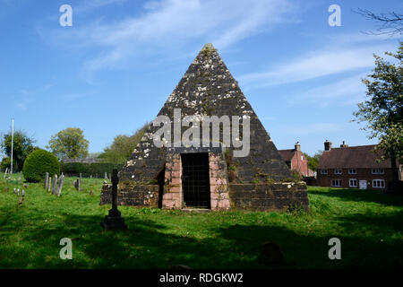 Jack Fuller Pyramide ist eine 25 Fuß hohe mausoleum in 1811 gebaut. Es steht auf dem Friedhof von St. Thomas à Becket, Brightling, East Sussex Stockfoto