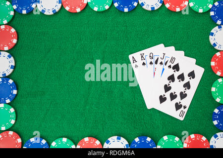 Hand des Poker, Straight Flush und Chips Rahmen auf einem grünen Hintergrund. Top ansehen und kopieren. Stockfoto