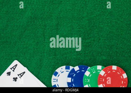 Stapel Chips poker und zwei Asse auf dem Tisch auf dem grünen Filz. Kopieren Sie Platz. Stockfoto