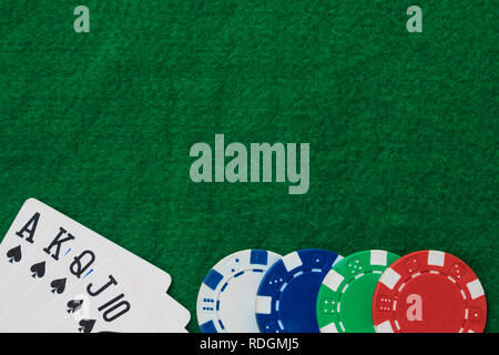 Hand des Poker, Straight Flush und Chips auf einem grünen Hintergrund. Top ansehen und kopieren. Stockfoto