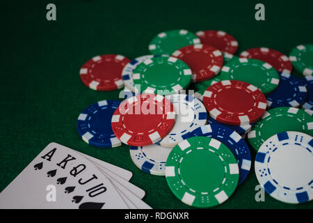 Hand des Poker, Straight Flush und Chips auf einem grünen Hintergrund. Top ansehen und kopieren. Stockfoto
