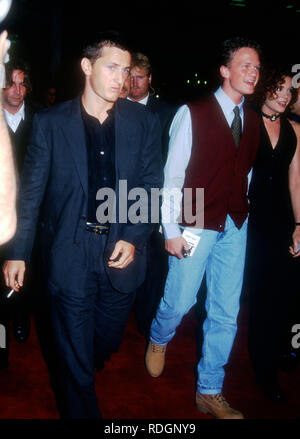 BEVERLY HILLS, Ca - 29. SEPTEMBER: Schauspieler Sean Penn, Schauspieler Neil Patrick Harris und Schauspielerin Robyn lebendige Teilnahme an Columbia Pictures' 'MAlice' Premiere am 29. September 1993 an der Akademie Theater in Beverly Hills, Kalifornien. Foto von Barry King/Alamy Stock Foto Stockfoto