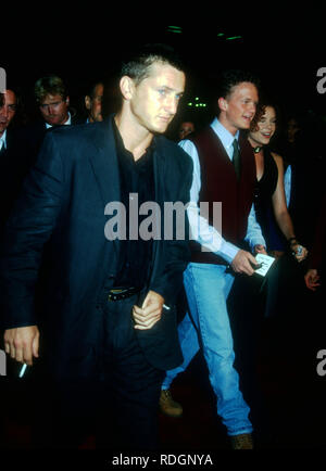 BEVERLY HILLS, Ca - 29. SEPTEMBER: Schauspieler Sean Penn, Schauspieler Neil Patrick Harris und Schauspielerin Robyn lebendige Teilnahme an Columbia Pictures' 'MAlice' Premiere am 29. September 1993 an der Akademie Theater in Beverly Hills, Kalifornien. Foto von Barry King/Alamy Stock Foto Stockfoto