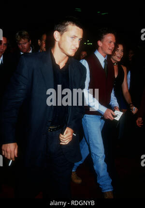 BEVERLY HILLS, Ca - 29. SEPTEMBER: Schauspieler Sean Penn, Schauspieler Neil Patrick Harris und Schauspielerin Robyn lebendige Teilnahme an Columbia Pictures' 'MAlice' Premiere am 29. September 1993 an der Akademie Theater in Beverly Hills, Kalifornien. Foto von Barry King/Alamy Stock Foto Stockfoto