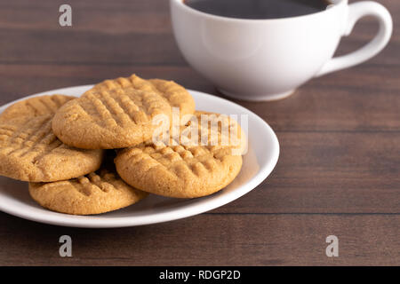 Klassische hausgemachte Peanut Butter Cookies auf eine weiße Untertasse Stockfoto