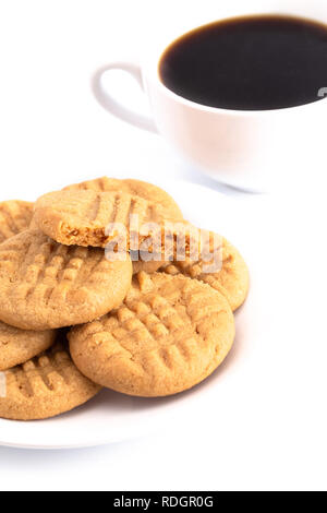 Klassische hausgemachte Erdnussbutter Cookies auf weißem Hintergrund Stockfoto