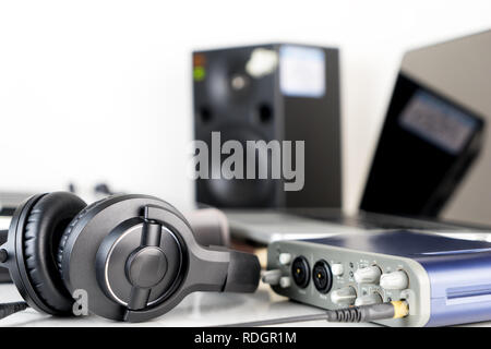 Musik Studio Kopfhörer liegen auf Desktop-system Stockfoto