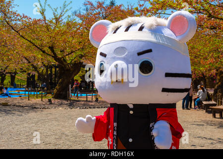 Aizuwakamatsu, Japan - 21 April 2018: Unbekannte japanische Kleider ein 'Byakkotai 'White Tiger Maskottchen am Aizu-Wakamatsu Schloss Stockfoto