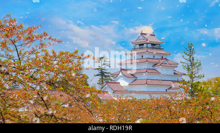 Aizuwakamatsu Schloss und Kirschblüte in Fukushima, Japan Aizuwakamatsu, Japan - 21 April 2018: aizu-wakamatsu Schloss und Kirschblüte gebaut von einem Stockfoto
