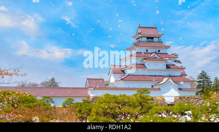 Aizuwakamatsu Schloss und Kirschblüte in Fukushima, Japan Aizuwakamatsu, Japan - 21 April 2018: aizu-wakamatsu Schloss und Kirschblüte gebaut von einem Stockfoto