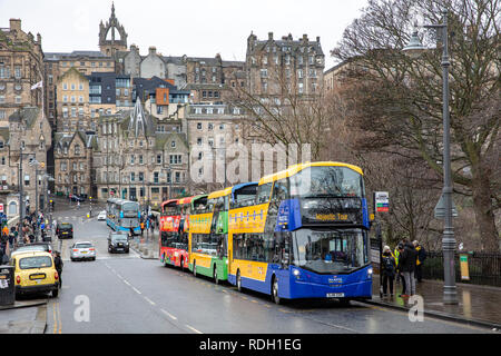 Sightseeing Tour Busse in das Stadtzentrum von Edinburgh, Schottland, Großbritannien Stockfoto